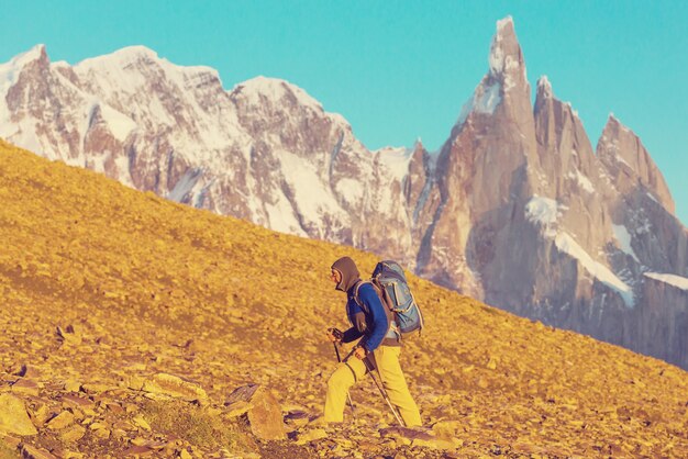 Caminata en las montañas patagónicas, Argentina