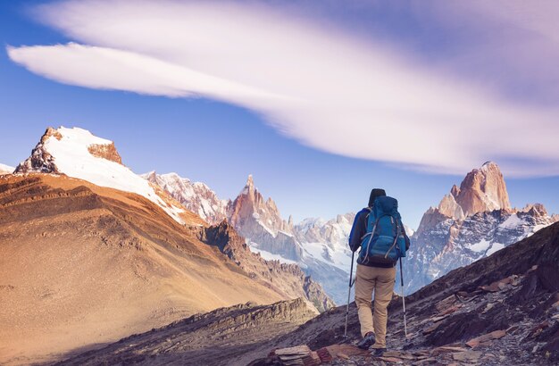 Caminata en las montañas patagónicas, Argentina