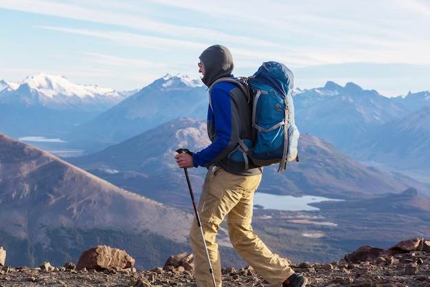 Caminata en las montañas patagónicas, Argentina