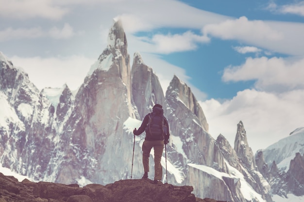 Foto caminata en las montañas patagónicas, argentina