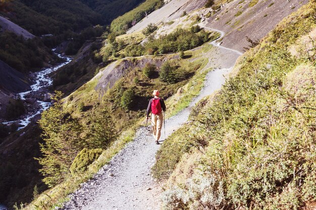 Caminata en las montañas patagónicas, Argentina