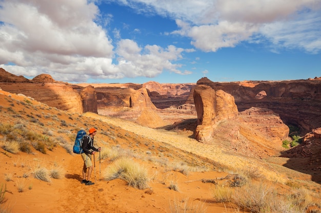 Caminata por las montañas de Utah. Senderismo en paisajes naturales insólitos. Formaciones fantásticas de arenisca.