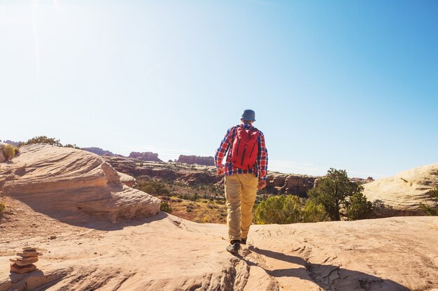 Caminata por las montañas de Utah. Senderismo en paisajes naturales insólitos. Formaciones fantásticas de arenisca.