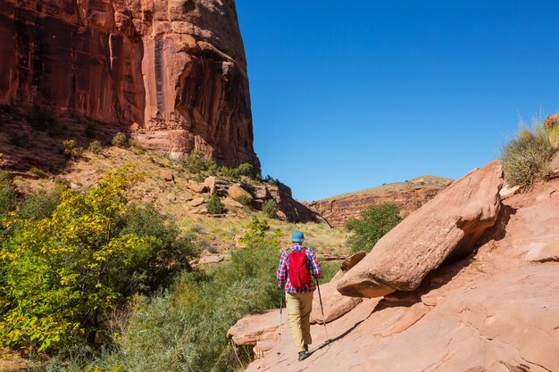 Caminata por las montañas de Utah. Senderismo en paisajes naturales insólitos. Formaciones fantásticas de arenisca.