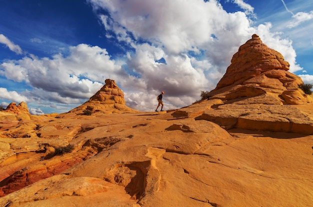 Caminata por las montañas de Utah. Senderismo en paisajes naturales insólitos. Formaciones fantásticas de arenisca.