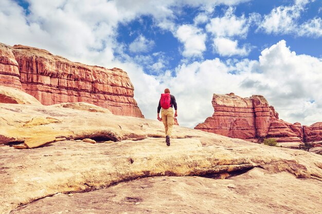 Caminata por las montañas de Utah. Senderismo en paisajes naturales insólitos. Formaciones fantásticas de arenisca.