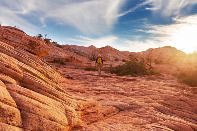 Caminata por las montañas de Utah. Senderismo en paisajes naturales insólitos. Formaciones fantásticas de arenisca.