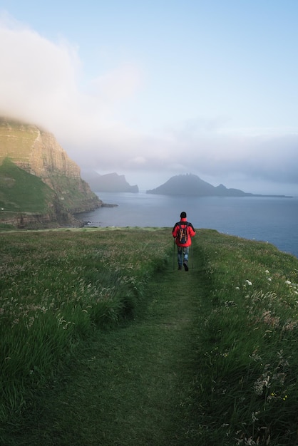 Caminata por el pueblo de Gasadalur, Islas Feroe