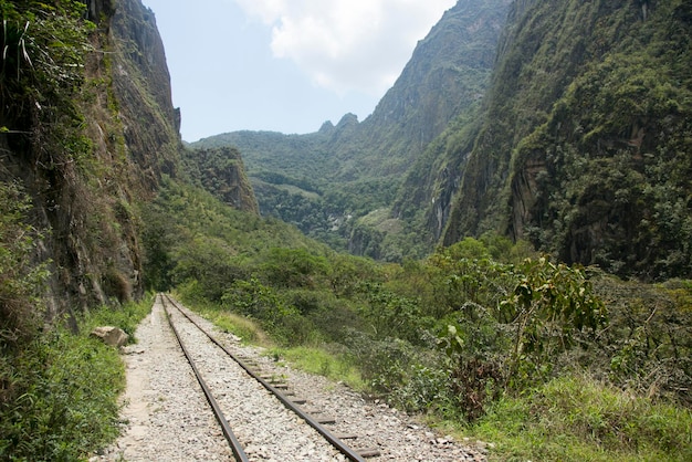 Caminata desde Santa Teresa Hidroeléctrica hasta Aguas Calientes para llegar a Machu Picchu.