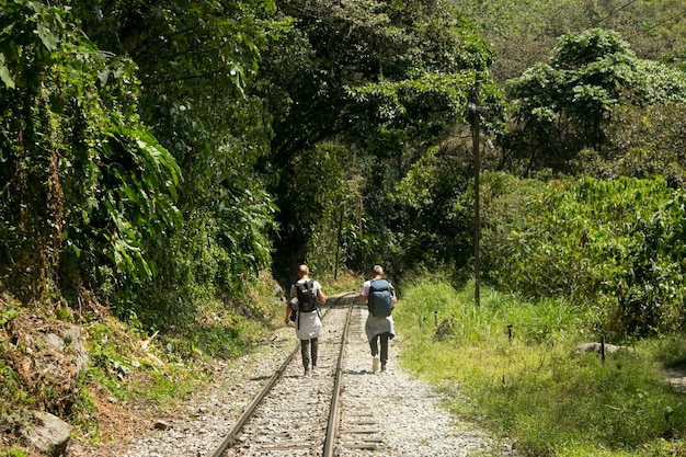 Caminata desde Santa Teresa Hidroeléctrica hasta Aguas Calientes para llegar a Machu Picchu.