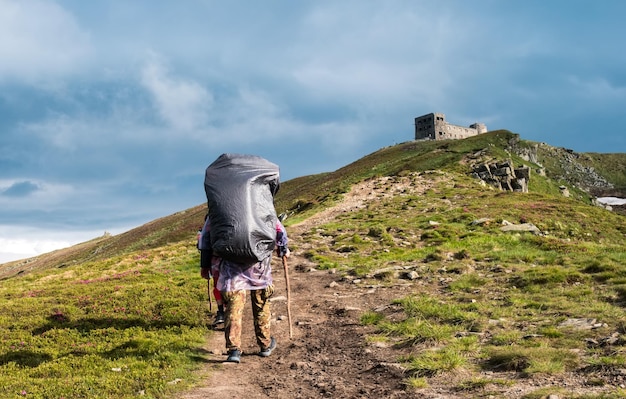 Caminata turística al castillo en la cima de la montaña