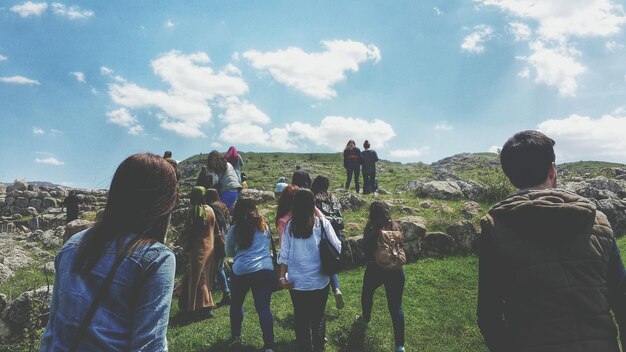 Foto caminata turística en las montañas