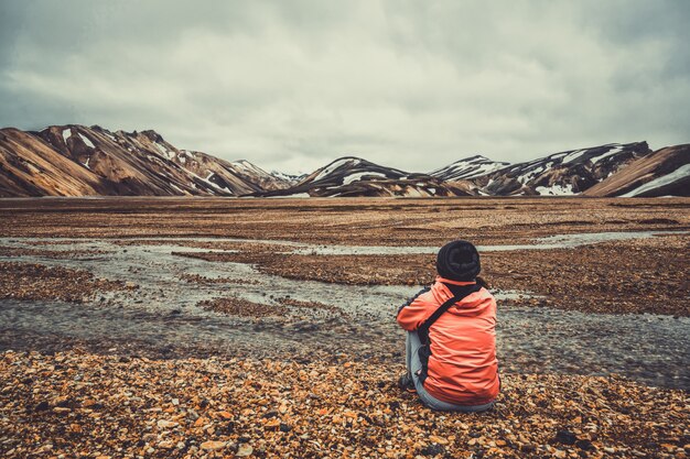 Caminata de viajeros en Landmannalaugar Islandia Highland