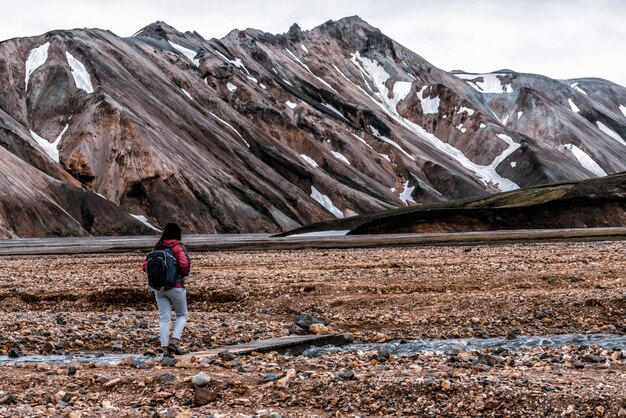 Caminata de viajeros en Landmannalaugar Islandia Highland