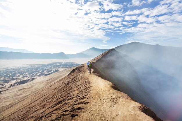 Caminata en el volcán Bromo en la isla de Java, Indonesia