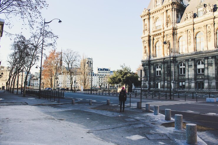 Camine hasta la acogedora calle París Francia