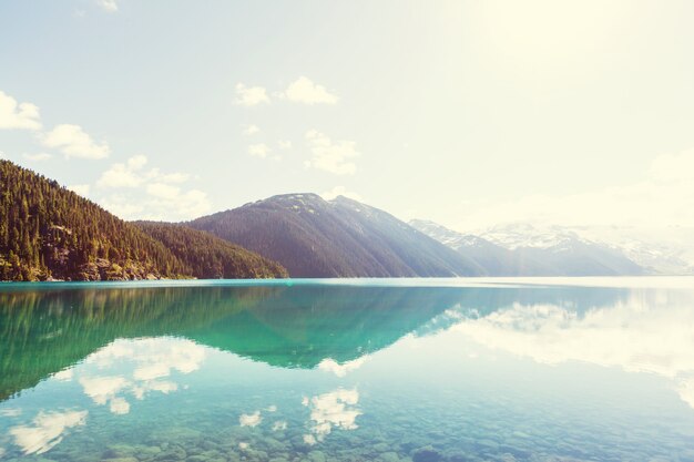 Camine hasta las aguas turquesas del pintoresco lago Garibaldi cerca de Whistler, BC, Canadá. Destino de caminata muy popular en Columbia Británica.