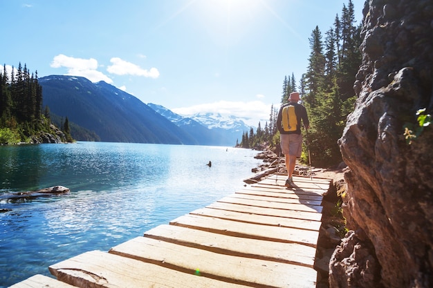 Camine hasta las aguas turquesas del pintoresco lago Garibaldi cerca de Whistler, BC, Canadá. Destino de caminata muy popular en Columbia Británica.