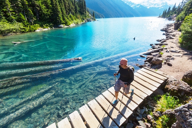 Camine hasta las aguas turquesas del pintoresco lago Garibaldi cerca de Whistler, BC, Canadá. Destino de caminata muy popular en Columbia Británica.