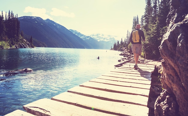 Camine hasta las aguas turquesas del pintoresco lago Garibaldi cerca de Whistler, BC, Canadá. Destino de caminata muy popular en Columbia Británica.