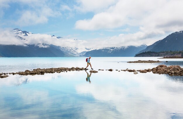 Camine hasta las aguas turquesas del pintoresco lago Garibaldi cerca de Whistler, BC, Canadá.