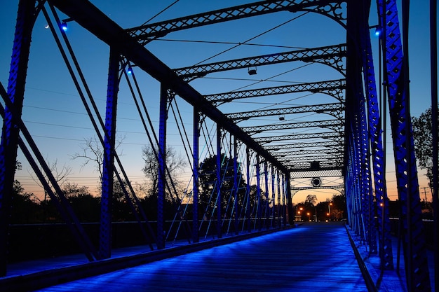 Caminhada ao crepúsculo na iluminada Ponte da Rua Wells, em Fort Wayne
