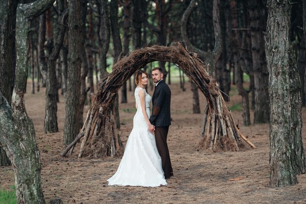 Caminhada da noiva e do noivo pela floresta de outono em outubro