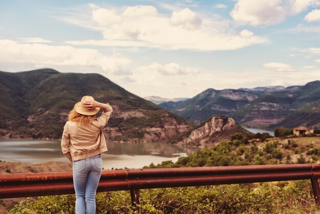 Foto caminhada de menina nas costas