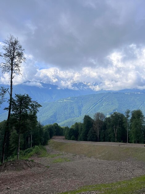 Foto caminhada de montanha num dia de verão ensolarado