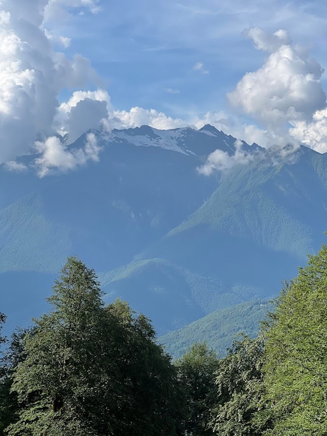 Foto caminhada de montanha num dia de verão ensolarado