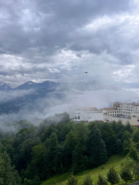 Foto caminhada de montanha num dia de verão ensolarado