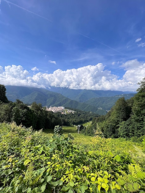 Foto caminhada de montanha num dia de verão ensolarado