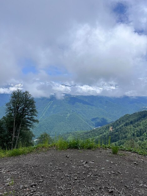 Foto caminhada de montanha num dia de verão ensolarado