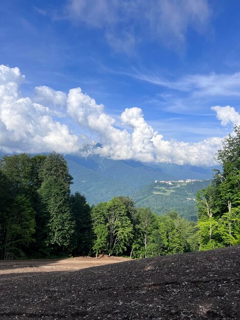 Foto caminhada de montanha num dia de verão ensolarado