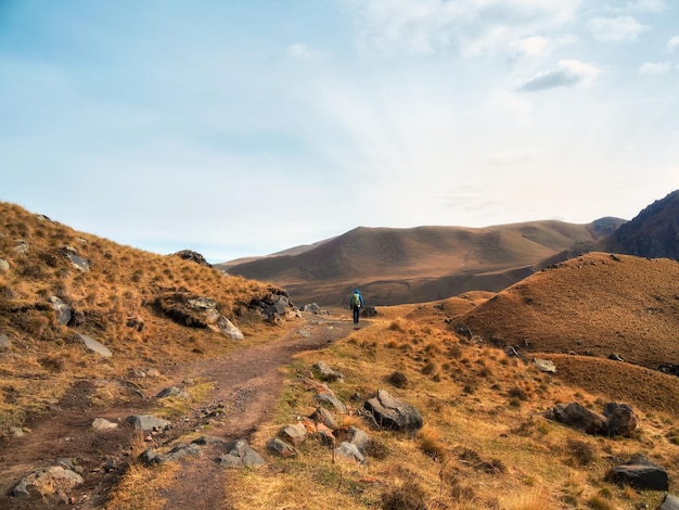 Caminhada de outono na trilha sozinha Rochas do Cáucaso Caminhada solo nas montanhas Estilo de vida do fotógrafo de viagens caminhadas conceito de aventura em trilha difícil nas férias de outono