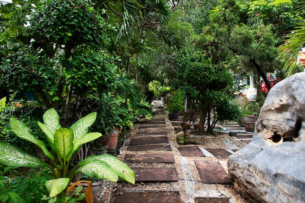 Caminhada de pedra para tailandeses e viajantes estrangeiros visita de viagem e caminhada descanso relaxamento caminho de entrada jardim e parque do templo Wat Muang na cidade de Angthong em Ang Thong Tailândia