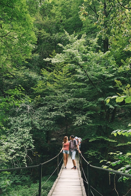 Foto caminhada em família ativa com criança de 15 anos em uma transportadora no fundo de uma natureza eslovênia tolmin