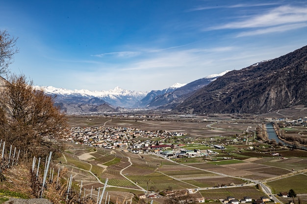 Foto caminhada em saillon, suíça, bietschhorn e sion farinet