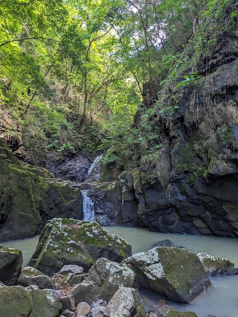 Caminhada na Cachoeira da Montanha do Panamá no início do inverno