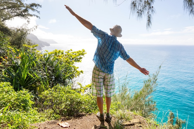 Caminhada na costa de Na Pali, na Islândia de Kauai, Havaí