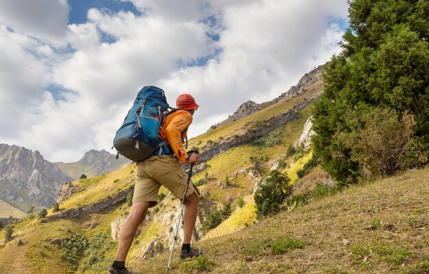 Caminhada nas montanhas chimgan, no uzbequistão.