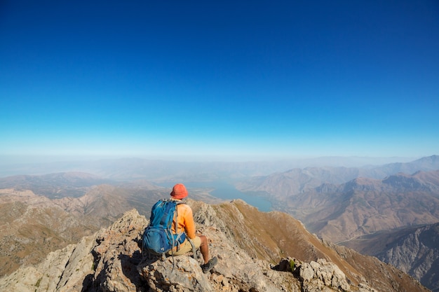 Caminhada nas montanhas chimgan, no uzbequistão.