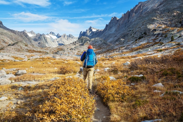 Caminhada nas montanhas de outono