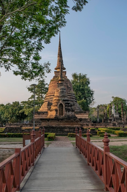Caminhada que leva a uma pagoda em ruínas contra um céu azul claro