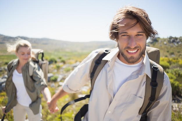 Caminhadas, andar, montanha, terreno, homem, sorrindo, câmera