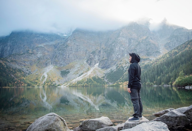 Caminhadas homem viajar estilo de vida ao ar livre. Caminhante jovem viajante na paisagem de montanhas