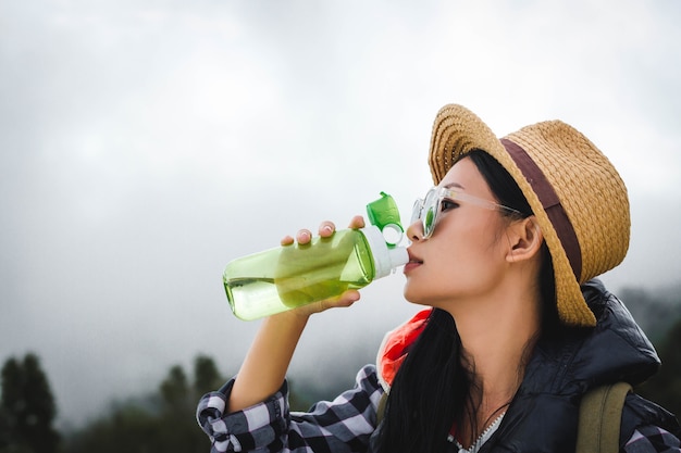 Caminhadas mulheres estão bebendo água fresca.