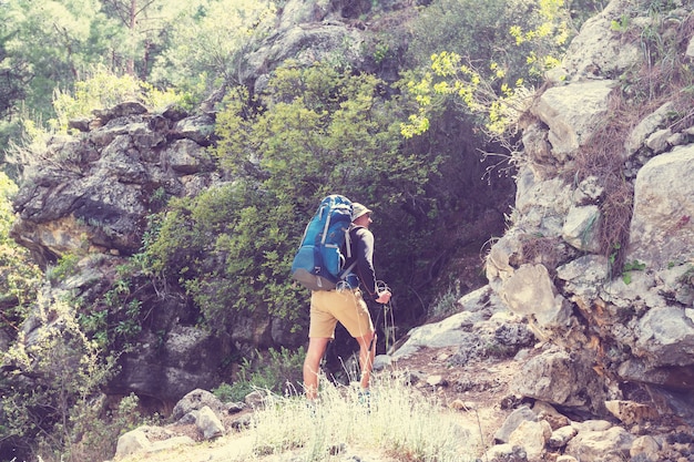 Caminhadas na famosa Via Lícia, na Turquia. Mochileiro na trilha.