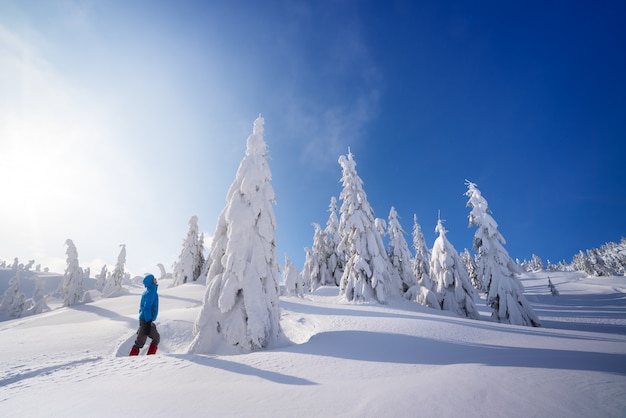 Caminhadas na montanha no inverno