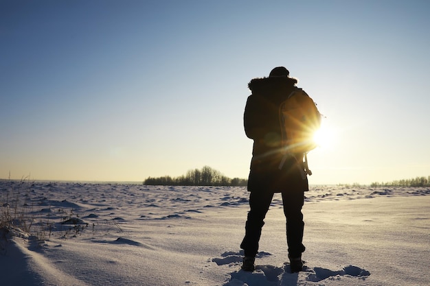 Caminhadas na paisagem de inverno Um homem com uma mochila viaja no inverno Um homem em um campo nevado